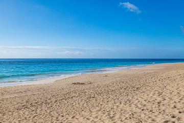 Fototapeta na wymiar Looking out over the ocean from the idyllic Elbow Beach on the island of Bermuda