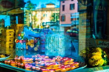 Riflessi in una vetrina di dolciumi