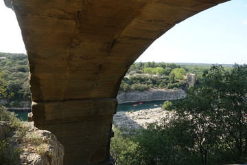 Blick von der Pont du Gard zum Gardon