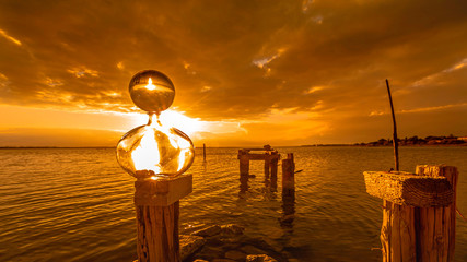 Boule de cristal avec flacon de verre. Coucher de soleil.
