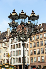 Fototapeta na wymiar Farola y fachada de edificios en Estrasburgo, Francia.