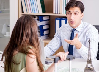 Obraz premium Male travel agent with customer in agency