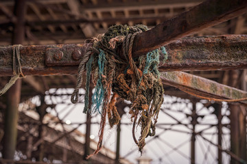 Obraz premium Mooring rope on the rusty iron construction of a pier