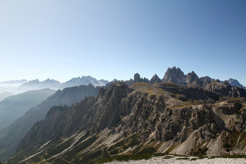 Dolomiten Wanderung im Herbst rund um die Drei Zinnen mit schöner Bergkulisse zur Drei-Zinnen-Hütte in Südtirol Italien