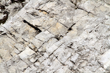 Weiße scharfe Felsen, Felswand Textur aus Kalk Gestein in den Bergen der Dolomiten. Stein Struktur mit Risse und Kanten. Griffe zum Alpin Klettern