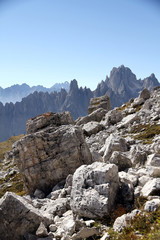 Dolomiten Wanderung im Herbst rund um die Drei Zinnen mit schöner Bergkulisse zur Drei-Zinnen-Hütte in Südtirol Italien