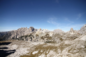 Dolomiten Wanderung im Herbst rund um die Drei Zinnen mit sch&ouml;ner Bergkulisse zur Drei-Zinnen-H&uuml;tte in S&uuml;dtirol Italien Europa