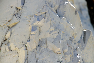 Weiße scharfe Felsen, Felswand Textur aus Kalk Gestein in den Bergen der Dolomiten. Stein Struktur mit Risse und Kanten. Griffe zum Alpin Klettern.