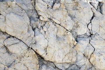 Weiße scharfe Felsen, Felswand Textur aus Kalk Gestein in den Bergen der Dolomiten. Stein Struktur mit Risse und Kanten. Griffe zum Alpin Klettern.