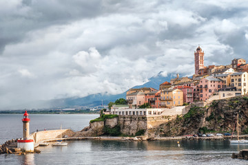 Fototapeta premium Leuchtturm in Bastia Frankreich Korsika Insel ruhe Wasser Meer blau roter leuchtturm hafen orientierungspunkt stadt Küste