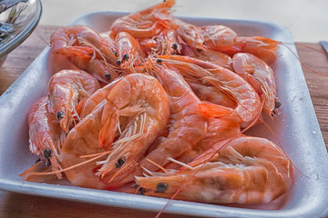 Garnelen frisch Fisch orangene Garnelen Meeresfrüchte Markt zubereitet lecker frisch aus dem Meer gesund zubereitet orange