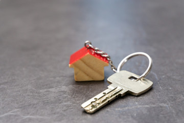 Schlüssel mit Schlüsselanhänger in Haus Form