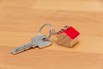 Schlüssel mit Anhänger liegt auf Holz