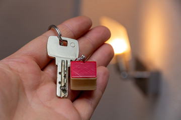 Hand mit Schlüssel und Schlüselanhänger