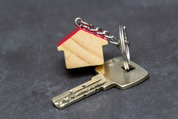 Schlüssel mit Schlüsselanhänger in Haus Form