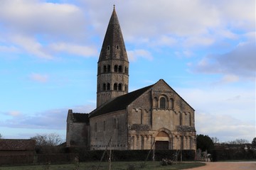 Fototapeta premium Eglise Saint André dans le village de Saint André de Bagé - Département de l'Ain - Construite au 12 ème siècle - Vue extérieure