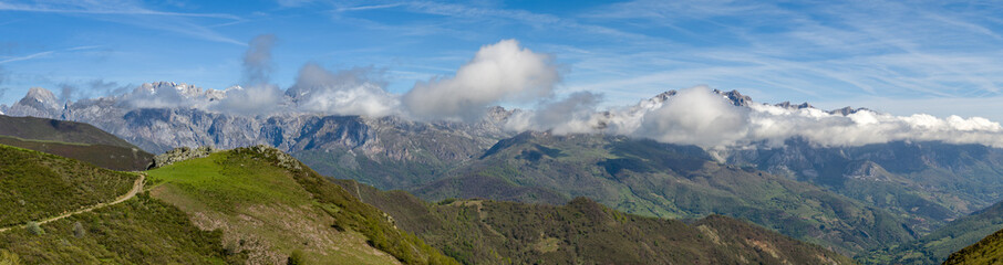 Obraz na płótnie Canvas Mountain range in north Spain