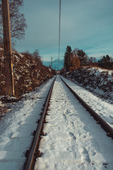 Tory kolejowe w g&oacute;rach, zaśnieżone tory