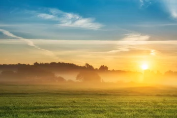 Foto auf Acrylglas Dämmerung Schöner Sommersonnenaufgang über Feldern