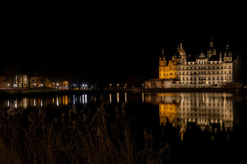 Fototapeta na wymiar historic Schwerin castle at night