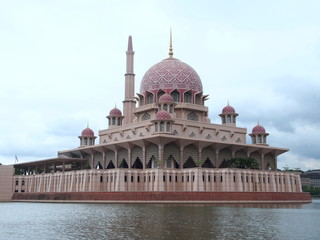 Fototapeta na wymiar Putra Mosque in Malaysia, Kuala Lumpur