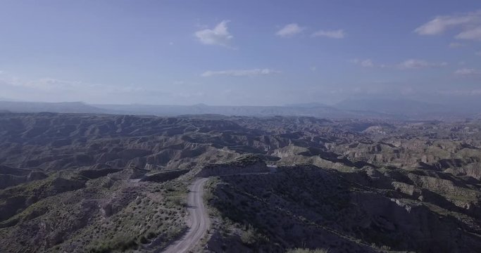 Mujer sola y libre en mirador de desierto de montañas entre la naturaleza - Drone 4K