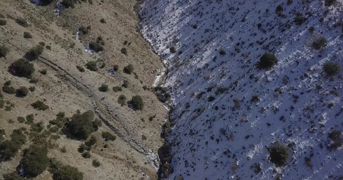 Plano drone valle con nieve en una ladera 4K