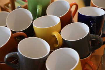 bunte kaffee tee becher in verschiedenen farben	