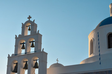 La famosa iglesia de Panagia de Platsani, Oia, Santorini, Grecia.