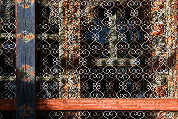 Metall Gitter floral Muster, Design, Fenstergitter, Kloster in Bhutan, Himalaya, Asien, stilvoll Hintergrund, Layout, zeitlos Chabby Chic, Vintage, Layout