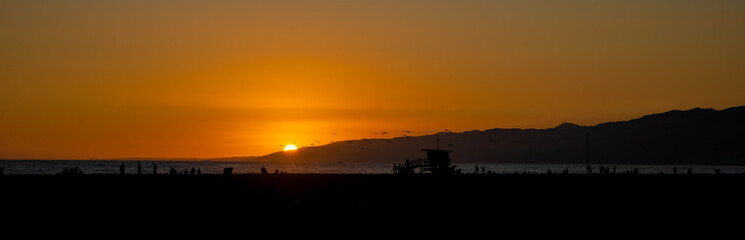 Obraz premium Panoramic view of Santa Monica beach in Los Angeles at sunset