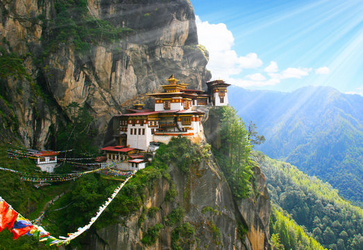 Bhutan - im hohen Himalaya Gebirge versteckt an einer hohen Bergwand liegt das schwer zugängliche Kloster "Tigernest". Nur zu Fuß kann man hier her über hunderte Treppen und schmale Pfade.