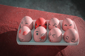 pink rote Ostereier mit Emojis
