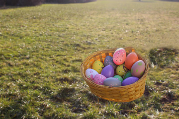 bunte Ostereier und die Sonne scheint drauf 