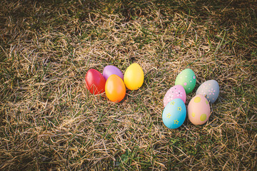 bunte Ostereier auf der Wiese