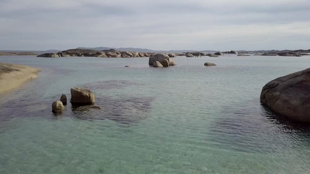 Playa agua cristalina vistas panor&aacute;micas drone 4K
