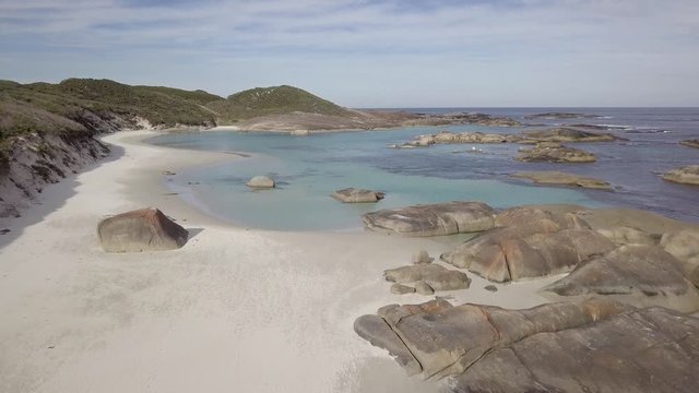 Playa agua cristalina vistas panor&aacute;micas drone 4K