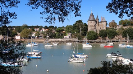Fototapeta na wymiar Pornic en Loire-Atlantique, vue sur le château de Barbe Bleue au bord de la mer, avec des voiliers (France)