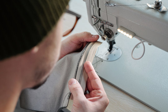 Stitching zipper on leather sewing machine