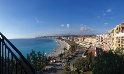 Fototapeta na wymiar Blick vom Colline du Château auf die Promenade des Anglais in Nizza