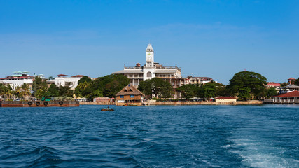 Naklejka premium palace of wonder in stonetown, zanzibar from the sea
