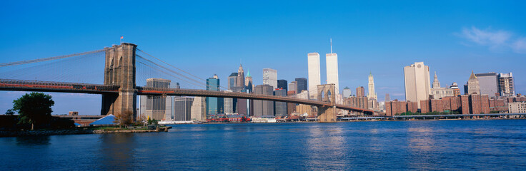Obraz premium This is the Brooklyn Bridge over the East River with the Manhattan skyline.