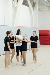 Fototapeta premium Cheerleading coach explaining dance element