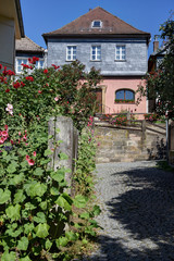 Fototapeta na wymiar old house with flowers in Thurnau