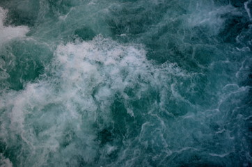 Fototapeta na wymiar water power, waves crushing, cristal clear water.