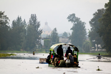 Trajinera moderna con motor en Xochimilco