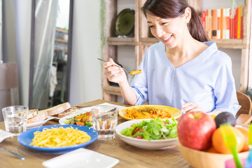 食事をする女性