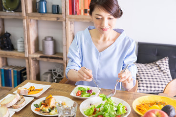 食事をする女性