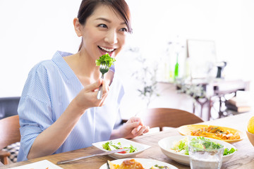 食事をする女性