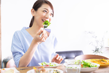 食事をする女性